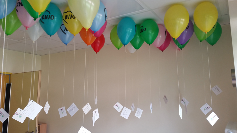 Viele Ballons hängen unter der decke des Raums