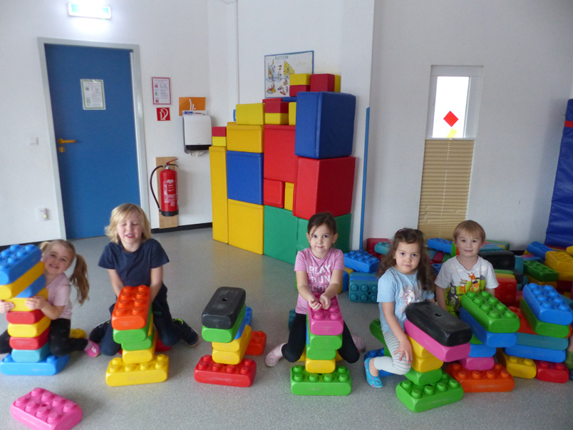 Kinder bauen mit "Riesen-Legosteinen"