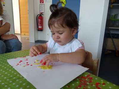 Ein Kind malt mit Fingerfarbe