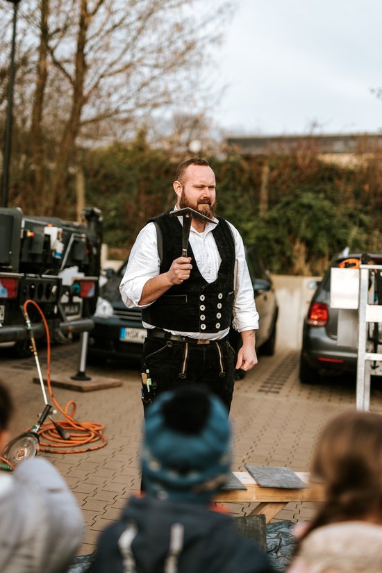 Dachdecker mit Pickhammer
