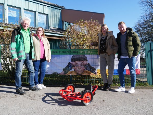 v.l.n.r.: Dietmar Wittmann (Verkehrswacht Brilon), Antje Friedrich (Leitung AWO Kita & Familienzentrum Lummerland), Kathrin Hagedorn und Sören Assauer (Geschäftsstellenleitung der Provinzial Versicherung Brilon)