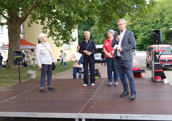 Begrüßung durch Dr. Michael Schult (stellvertretender Vorsitzender AWO Kreisverband Hochsauerland), Brigitta Heemann (Vorsitzende AWO Ortsverein Soest), Christiane Mackensen (stellvertretende Bürgermeisterin der Stadt Soest), und Elena Schmidt (Sozialarbeiterin Jugendmigrationsdienst Soest)
