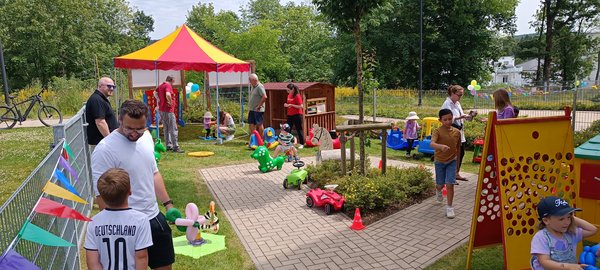 Pavillon, Spielzeuge im Garten, Menschen groß und klein