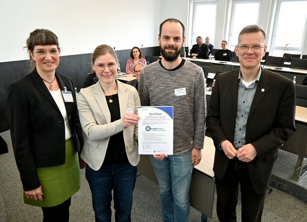 Dezernent Peter Franken und Klimaanpassungsmanagerin Eva Lüning überreichten das Zertifikat „KlimaSicher in sozialen Einrichtungen“ an Carolin Rustemeier und Jonas Fedh vom AWO Wohnhaus Lippstadt. Foto: Birgit Kalle/Kreis Soest.