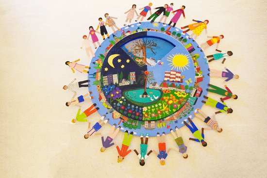 Kita Bunte Welt Keyvisual Bunter Kreis als Kalender mit vielen bunten Details an der Flurwand der Kita Bunte Welt