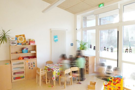 Spielende Kinder im Spielbereich einer Gruppe der Kita Bunte Welt