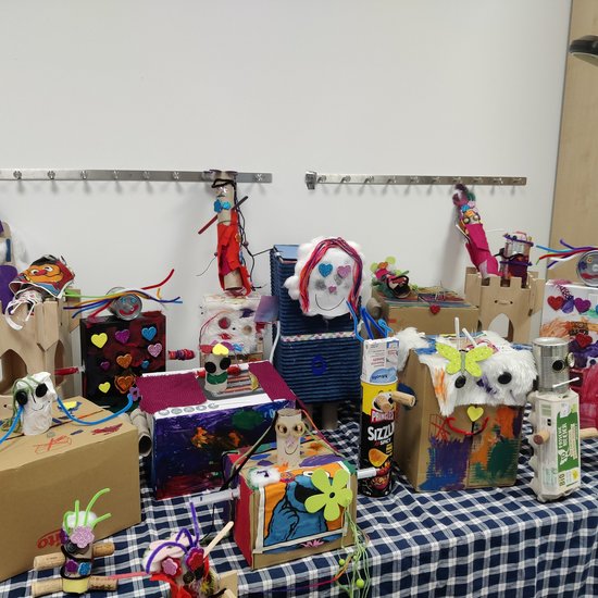 Tisch mit gebastelten Sachen