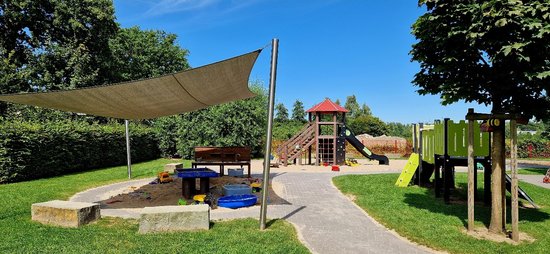 Sandkasten mit Sonnensegel, Kletterturm mit Rutsche und weiteres Klettergerüst