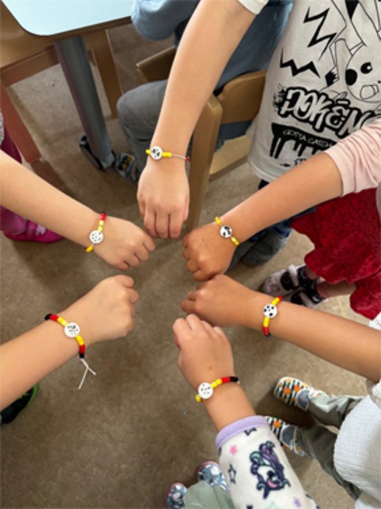 Arme mit Fußball-Armbändern