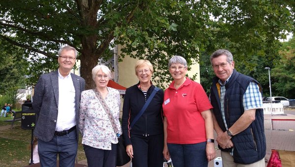 Gruppenbild v. l. n. r.: Dr. Michael Schult (stellvertretender Vorsitzender AWO Kreisverband Hochsauerland), Brigitta Heemann (Vorsitzende AWO Ortsverein Soest), Christiane Mackensen (stellvertretende Bürgermeisterin der Stadt Soest), Elena Schmidt (Sozialarbeiterin Jugendmigrationsdienst Soest), Ulrich Blum (Vorsitzender AWO Kreisverband Hochsauerland)