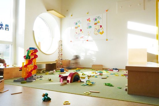 Helle und bunte Spielecke in der Kita Bunte Welt