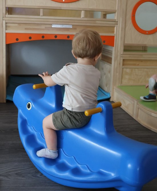 Kind innen auf Schaukeltier