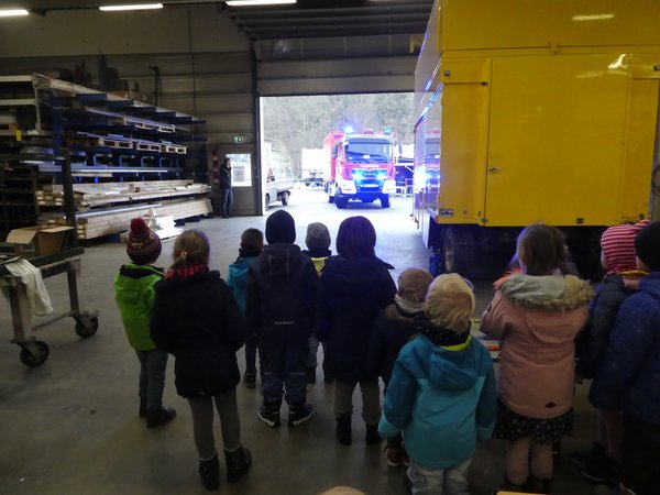 Das Feuerwehrauto kommt in die Garage gefahren