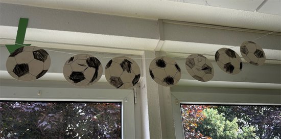 Gemalte Fußbälle an der Leine