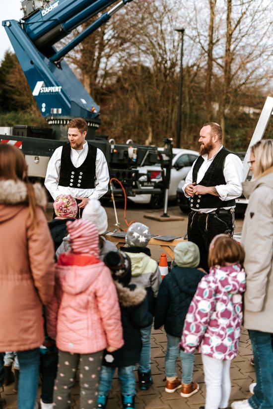 2 Dachdecker zeigen Werkzeuge und erklären