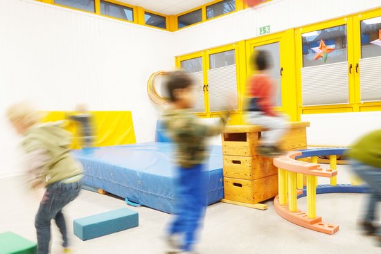 Turnende Kinder in der Turnhalle der Kita Mikado