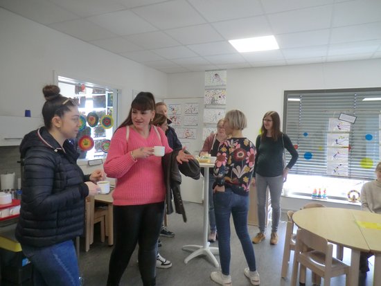 Ein halbes Dutzend Gäste mit Kaffeetassen