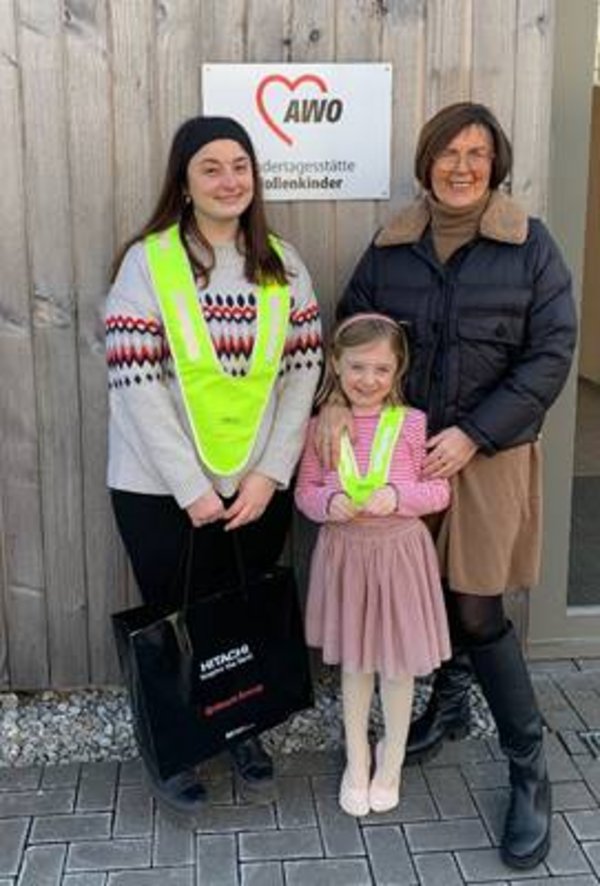 Erwachsene mit Kind mit Warnwesten