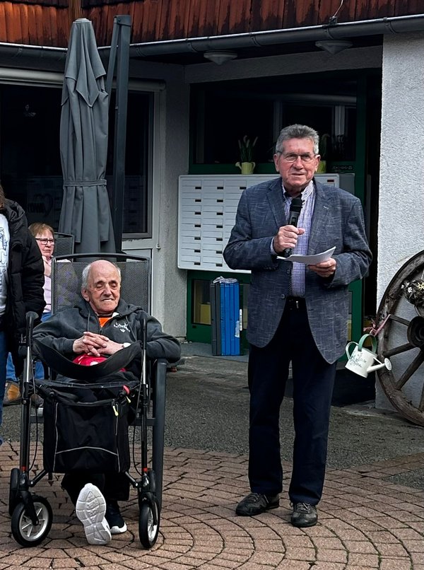 Ulrich Blum (Vorsitzender des Kreisverbandes Hochsauerland im AWO Unterbezirk Hochsauerland/Soest richtet Grußworte an die Gäste und Organisator*innen