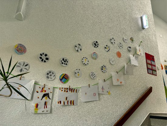 Viel Gemaltes und Gebasteltes an einer Wand