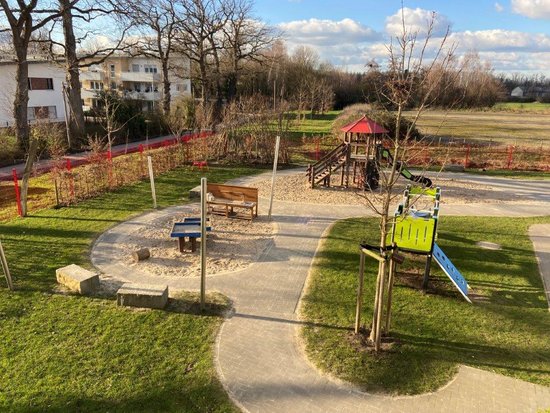 Garten mit Spielgeräten von oben
