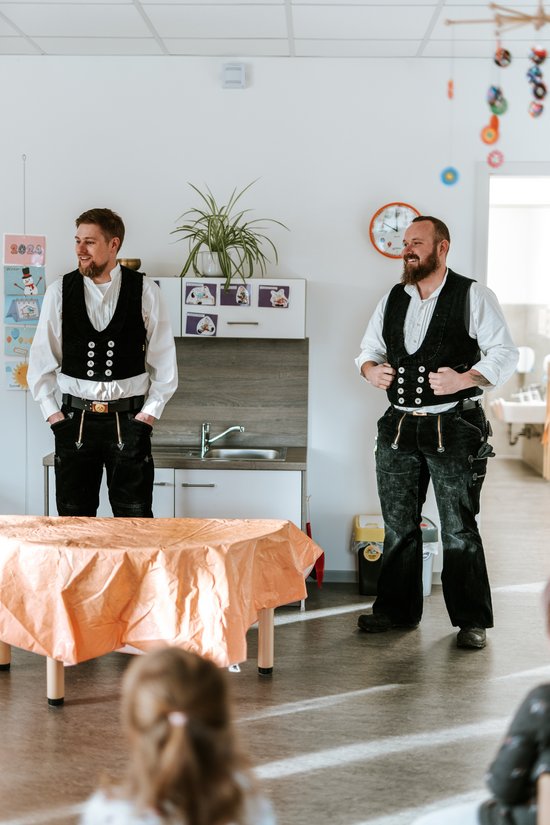 2 Dachdecker in Zimmermanns-Kleidung