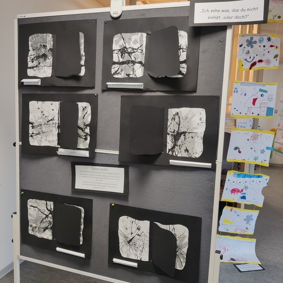 Stellwand mit Schwarz-Weiß-Bildern