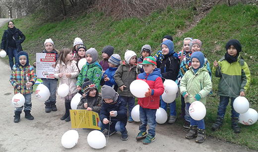 Viele Kinder mit Luftballons