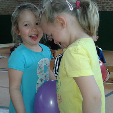 2 Mädchen mit Luftballon