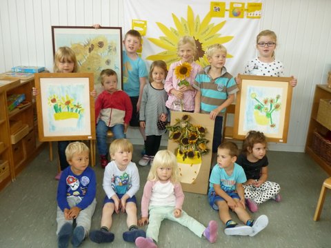 Kinder mit Blumen und Bildern