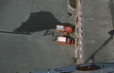 Von oben gesehen sind selbst große Feuerwehrautos klitzeklein