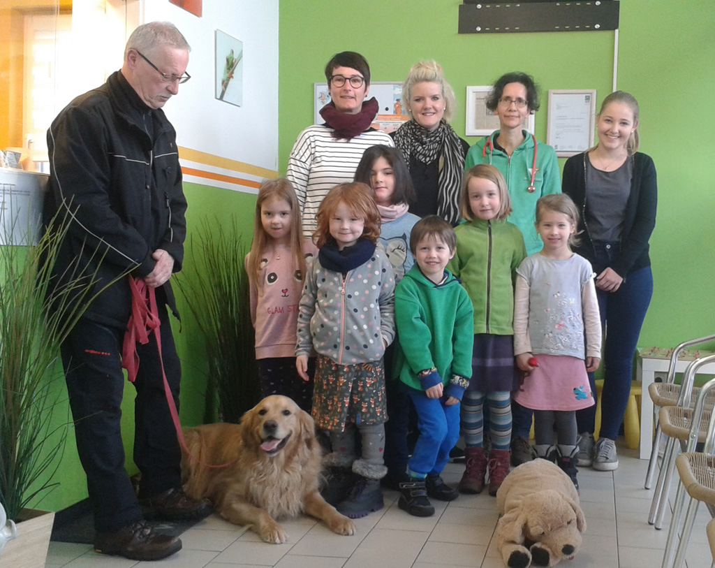 Kinder und Hunde beim Tierarzt