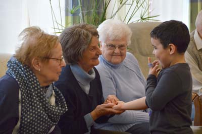 Drei Seniorinnen mit Kind