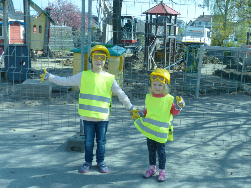 Zwei Kinder vor der Baustelle