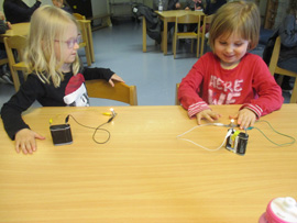 Kinder experimentieren mit Strom