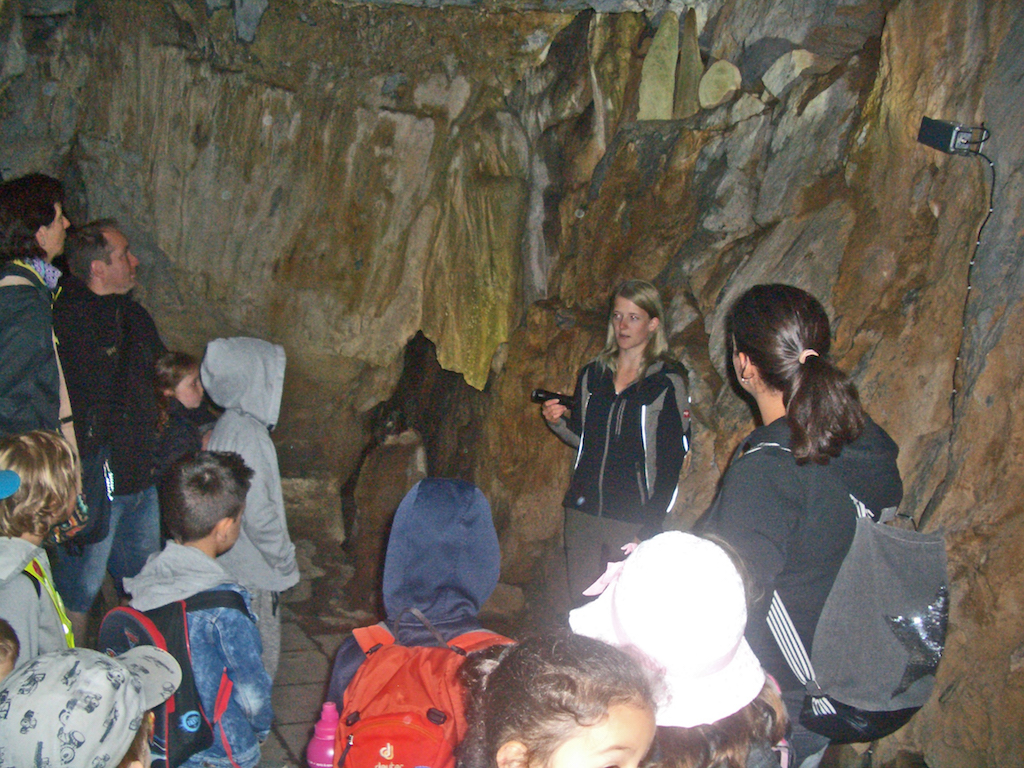Kinder in der Höhle