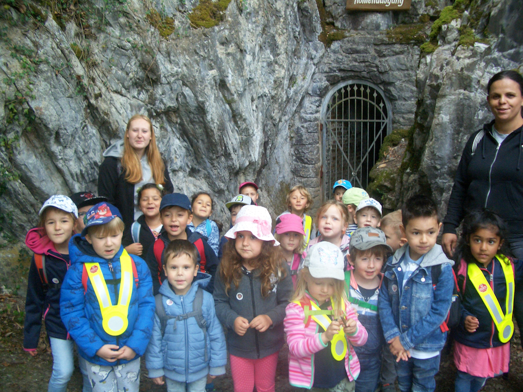 Gruppenbild vor der Höhle