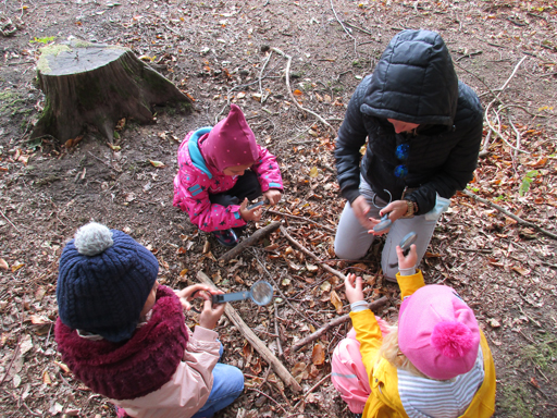Kinder untersuchen Fundstücke