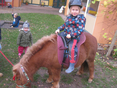 Ein Kind auf dem Pony