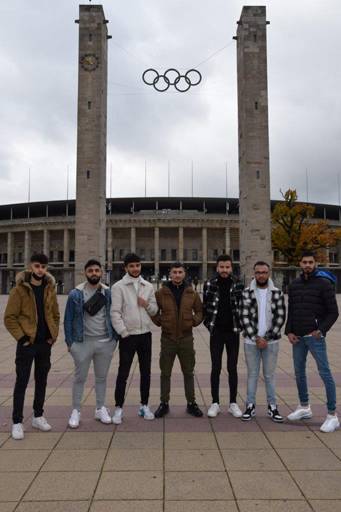 Gruppenfoto vor dem Olympiastadion