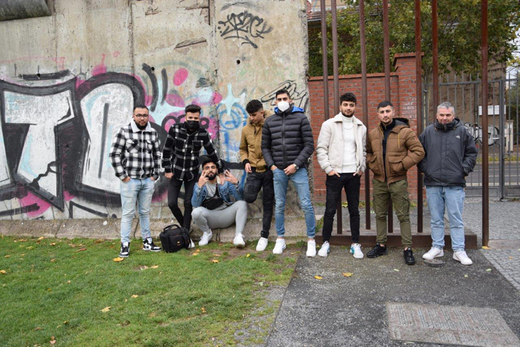 Gruppenfoto vor einem Mauerrest
