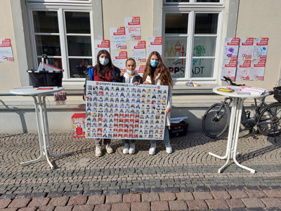 Schülerinnen der Edith-Stein-Schule mit Poster