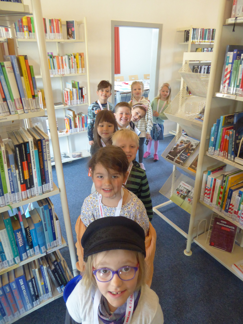 Kinder in der Bibliothek