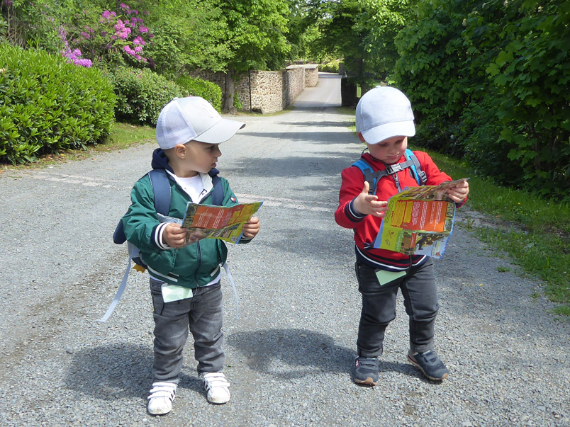2 Kinder studieren den Park-Plan