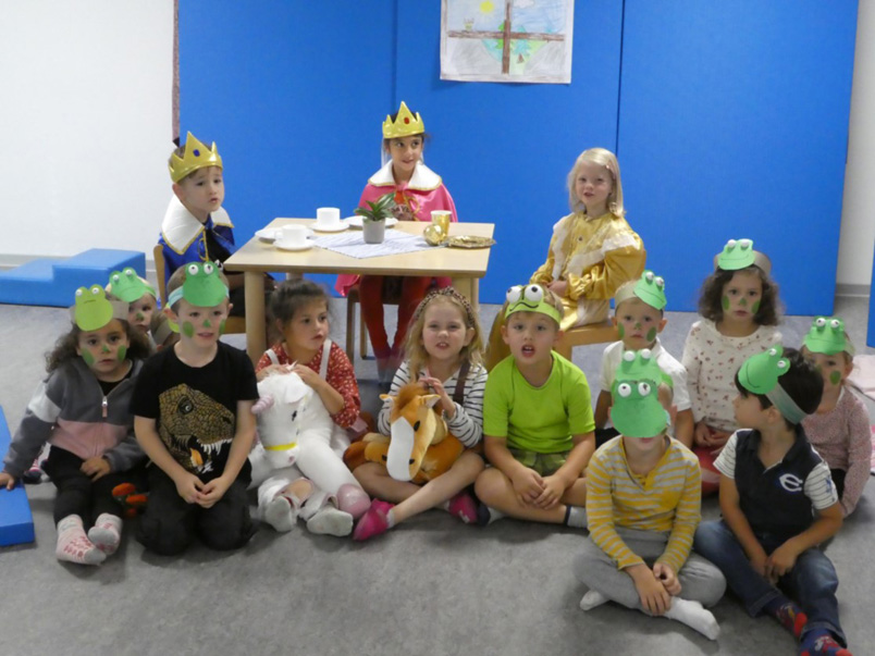 Gruppenfoto Kinder mit Froschmaske