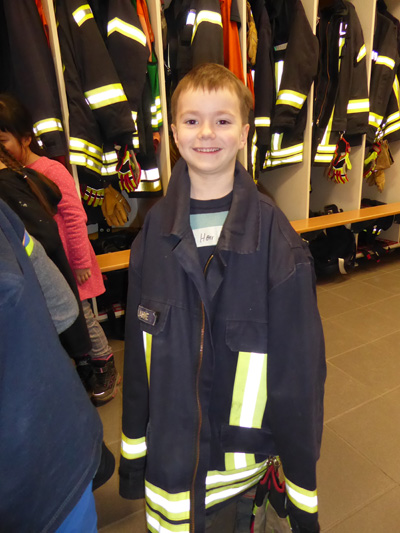 Kind in einer Feuerwehr-Jacke