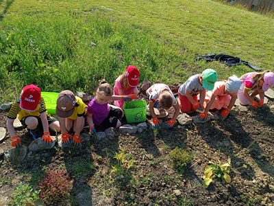 Kinder bei der Gartenarbeit