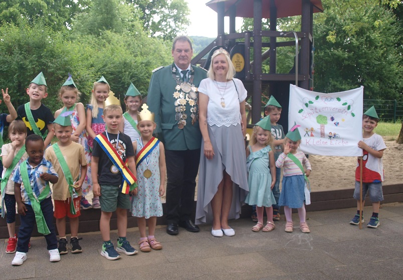 Gruppenbild Schützenfestgesellschaft, Kinder tragen selbstgebastelte Hüte, Königspaar Kronen