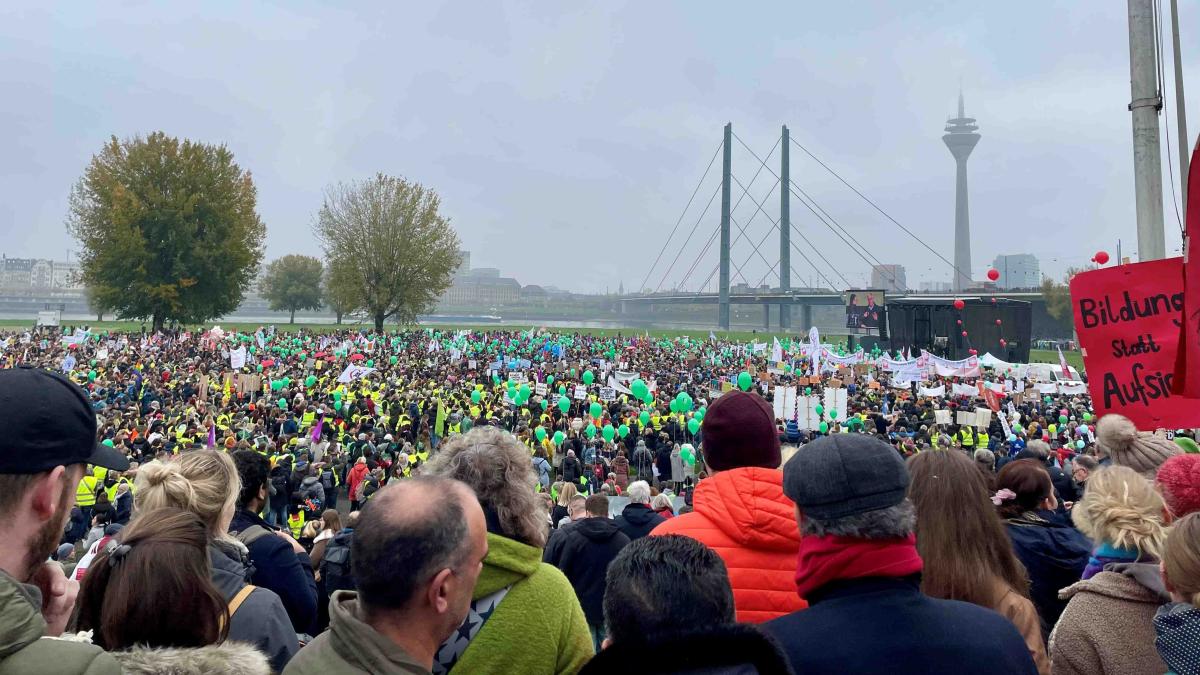 Bild der Demo mit vielen TeilnehmerInnen