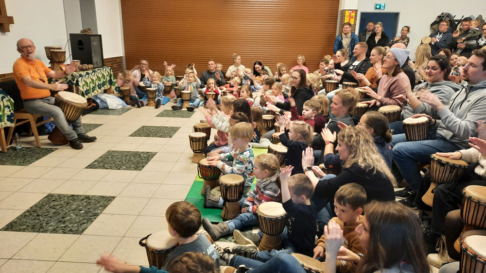 Viele große und kleine Gäste mit Trommeln